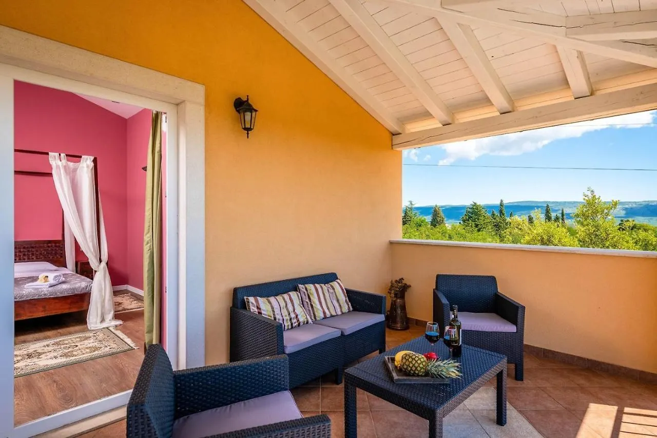 Spacious Holiday House - Pool / Jacuzzi / Sauna / Playground / 8+2 Rakalj 0*,