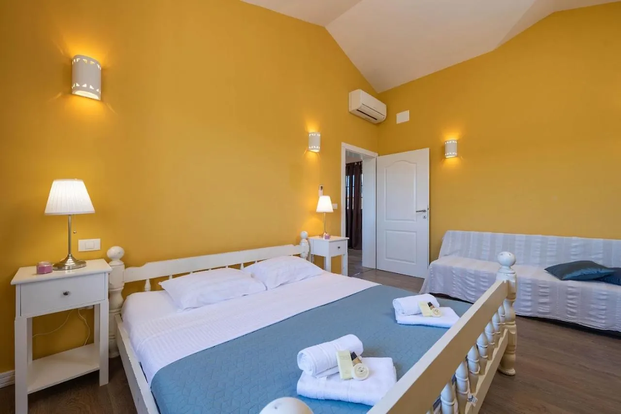 Spacious Holiday House - Pool / Jacuzzi / Sauna / Playground / 8+2 Rakalj