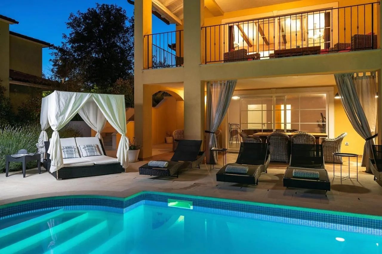 Spacious Holiday House - Pool / Jacuzzi / Sauna / Playground / 8+2 Rakalj Kroatien
