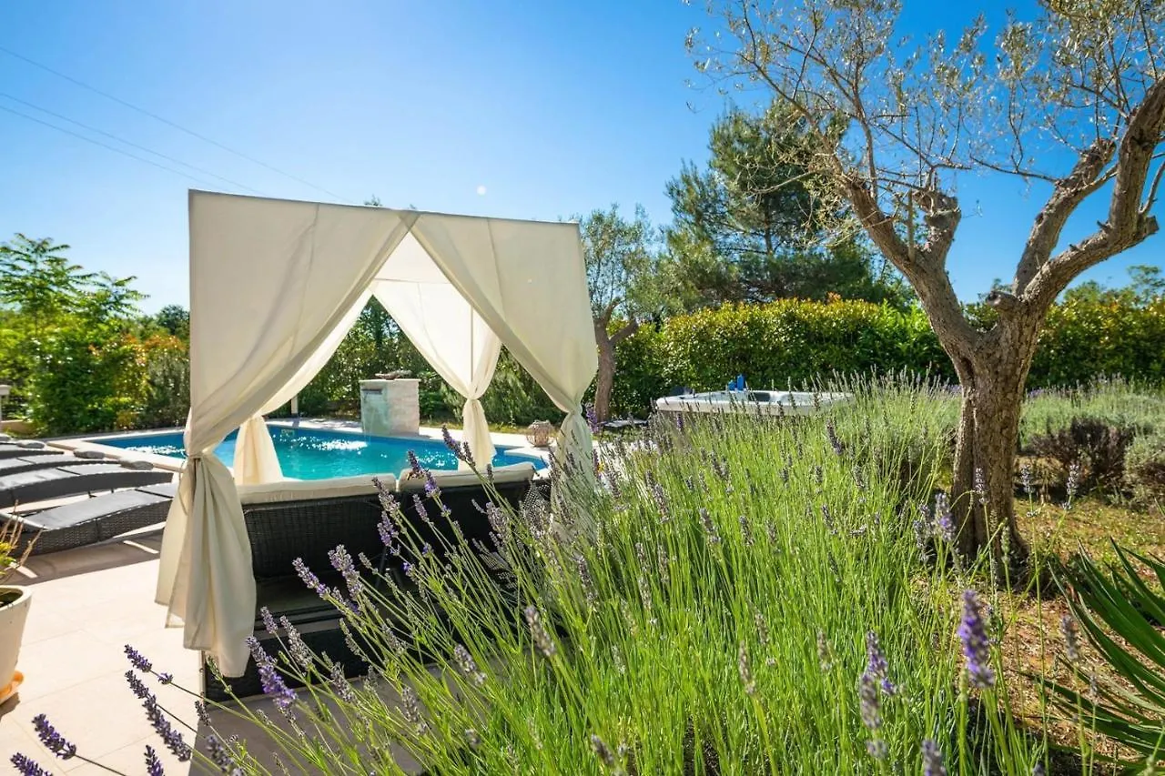 Semesterbostad Spacious Holiday House - Pool / Jacuzzi / Sauna / Playground / 8+2 Rakalj Kroatien