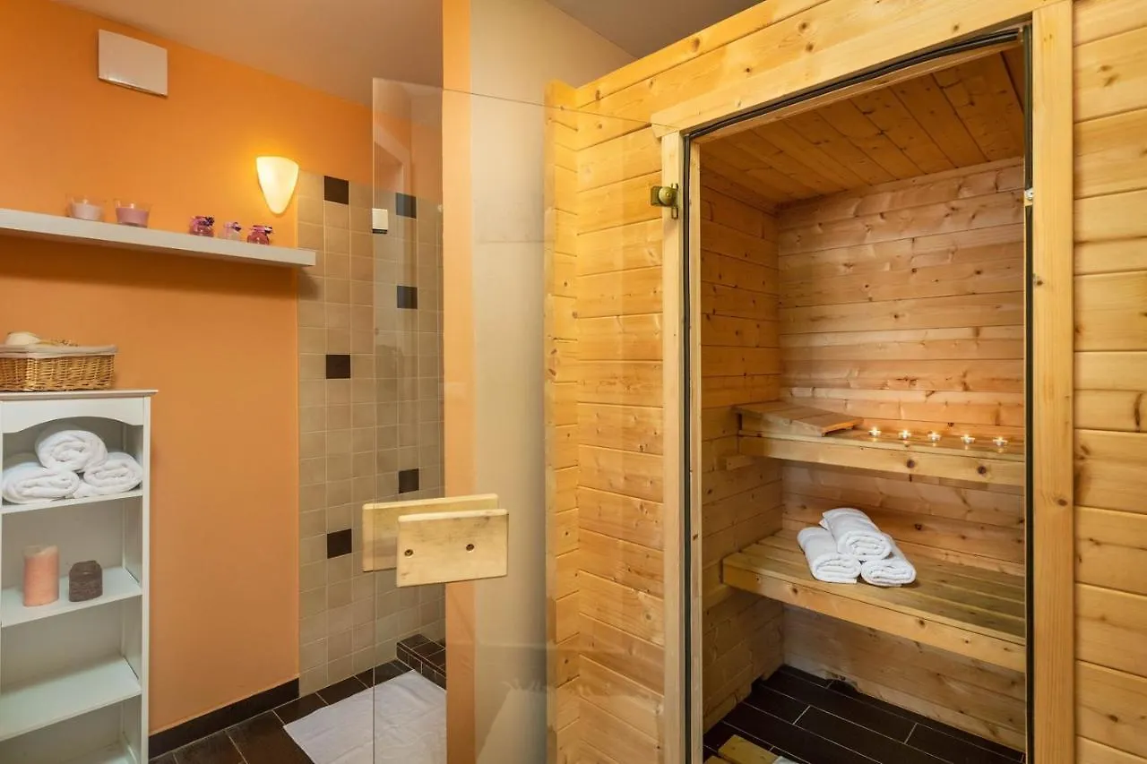 Spacious Holiday House - Pool / Jacuzzi / Sauna / Playground / 8+2 Rakalj Semesterbostad