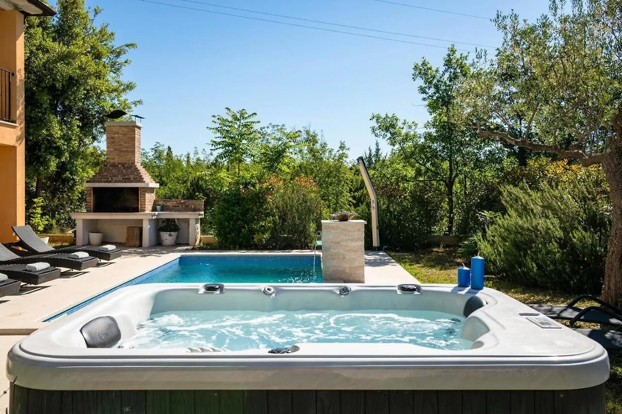 Spacious Holiday House - Pool / Jacuzzi / Sauna / Playground / 8+2 Rakalj 0*,