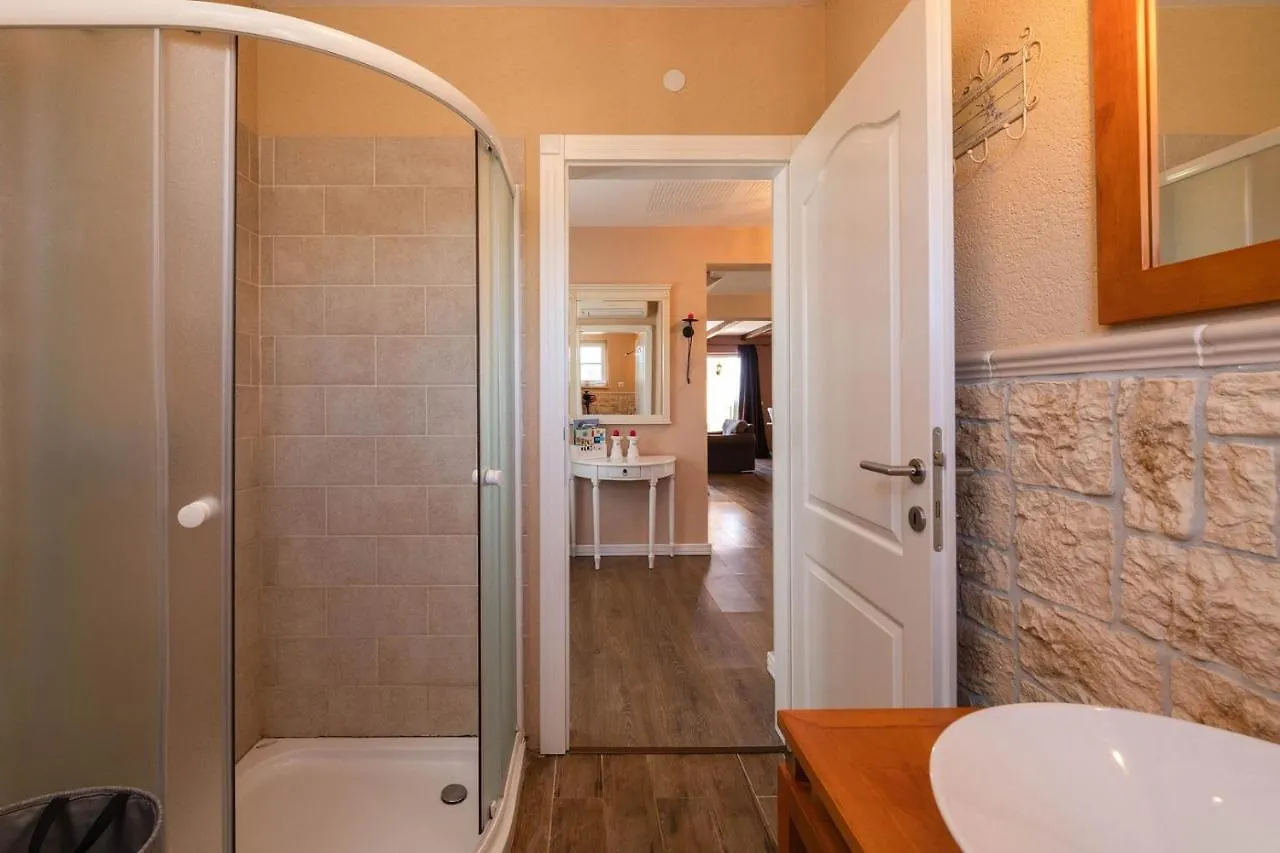 Spacious Holiday House - Pool / Jacuzzi / Sauna / Playground / 8+2 Rakalj
